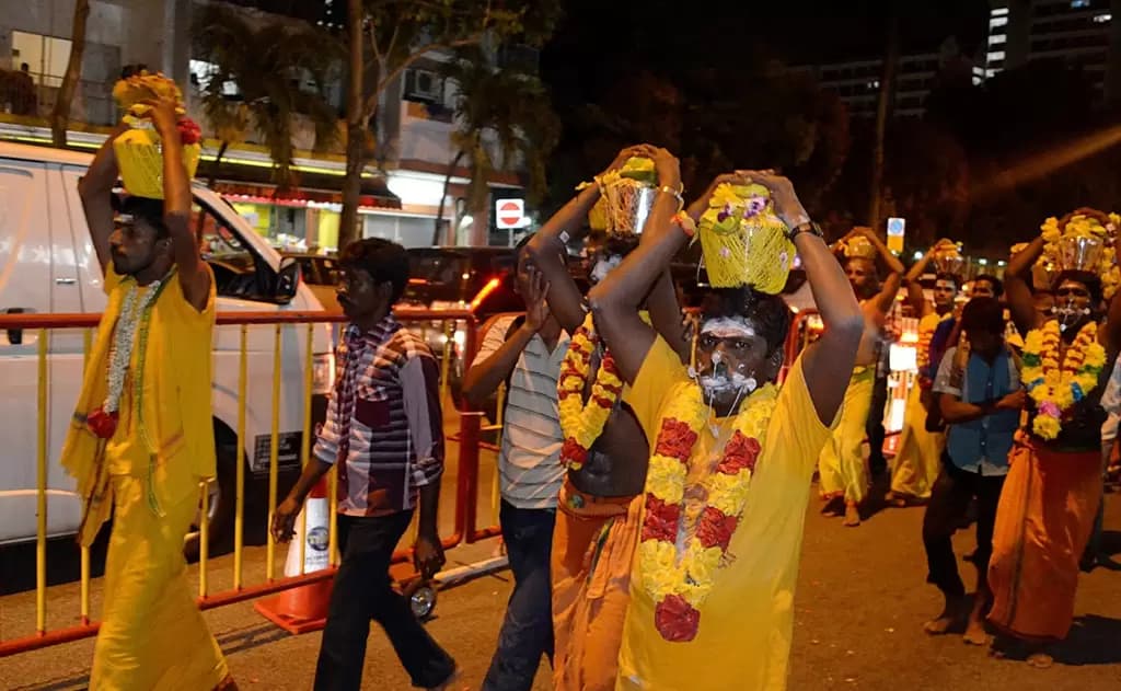 భక్తులు పసుపు వర్ణం ధరిస్తే ఎందుకు?