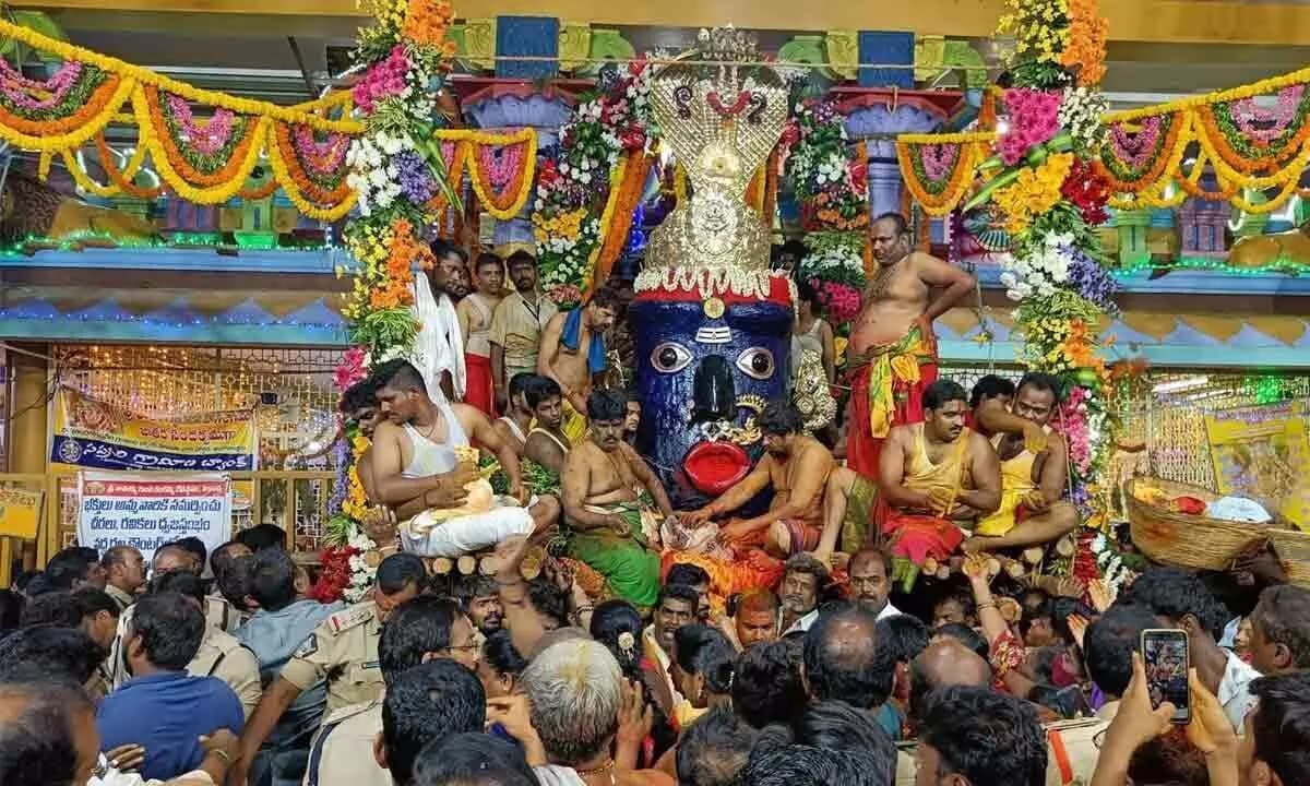 తాతయ్యగుంట గంగమ్మ జాతర విశ్వరూప దర్శనంతో వైభవంగా ముగింపు: లక్షలాది భక్తుల తరలింపు — పండుగలు