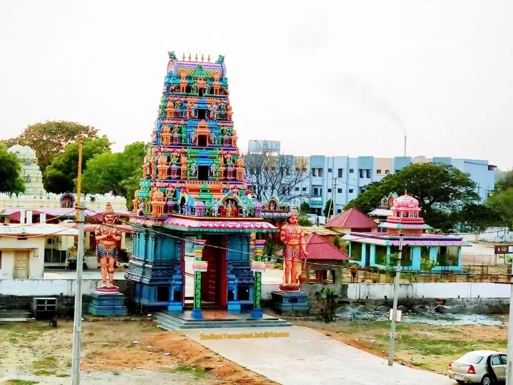 బీచుపల్లి ఆంజనేయ స్వామి దేవాలయం — ఆలయాలు