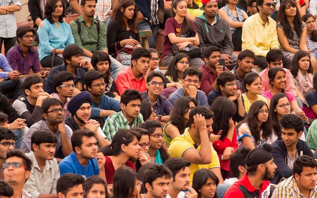 హిందూ యువతపై పాశ్చాత్య ప్రభావం: సాంప్రదాయ విలువలతో ఆధునిక జీవనశైలిని సమతుల్యం చేయడం — సంస్కృతి