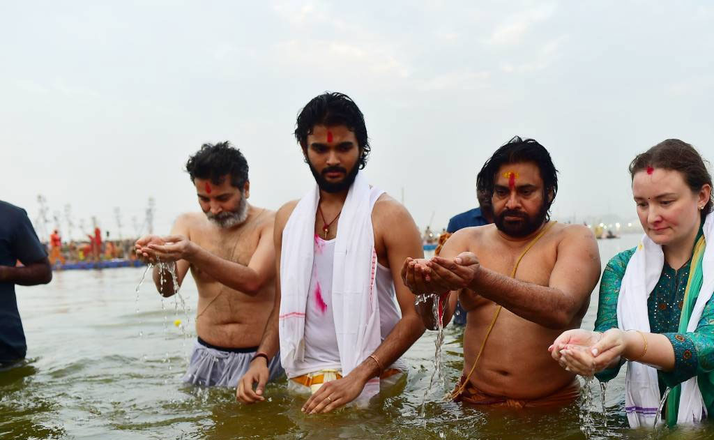 మహా కుంభ మేళా 2025: ఉప ముఖ్యమంత్రి శ్రీ #పవన్ కళ్యాణ్ పవిత్ర స్నానం &amp; ఆర్తి — మహా కుంభమేళా