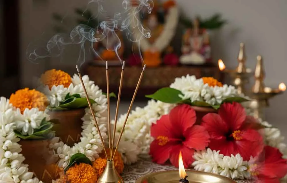 భారతీయ సువాసనను ఇంటికి తెచ్చుకోండి: కార్తీక మాసం కోసం అగరుబత్తులు, కర్పూరం, పూలు — పండుగలు