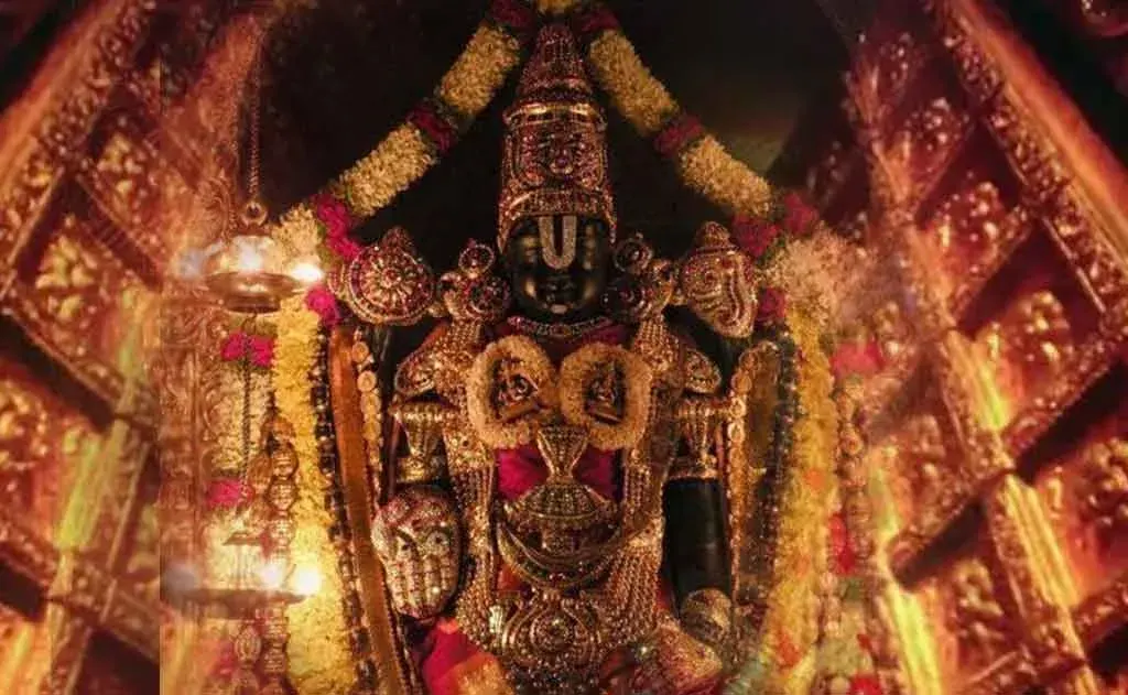 వైకుంఠ ఏకాదశిలో వైకుంఠ ద్వారం ద్వారా శ్రీ వేంకటేశ్వరుడు కనిపించుకున్నాడు