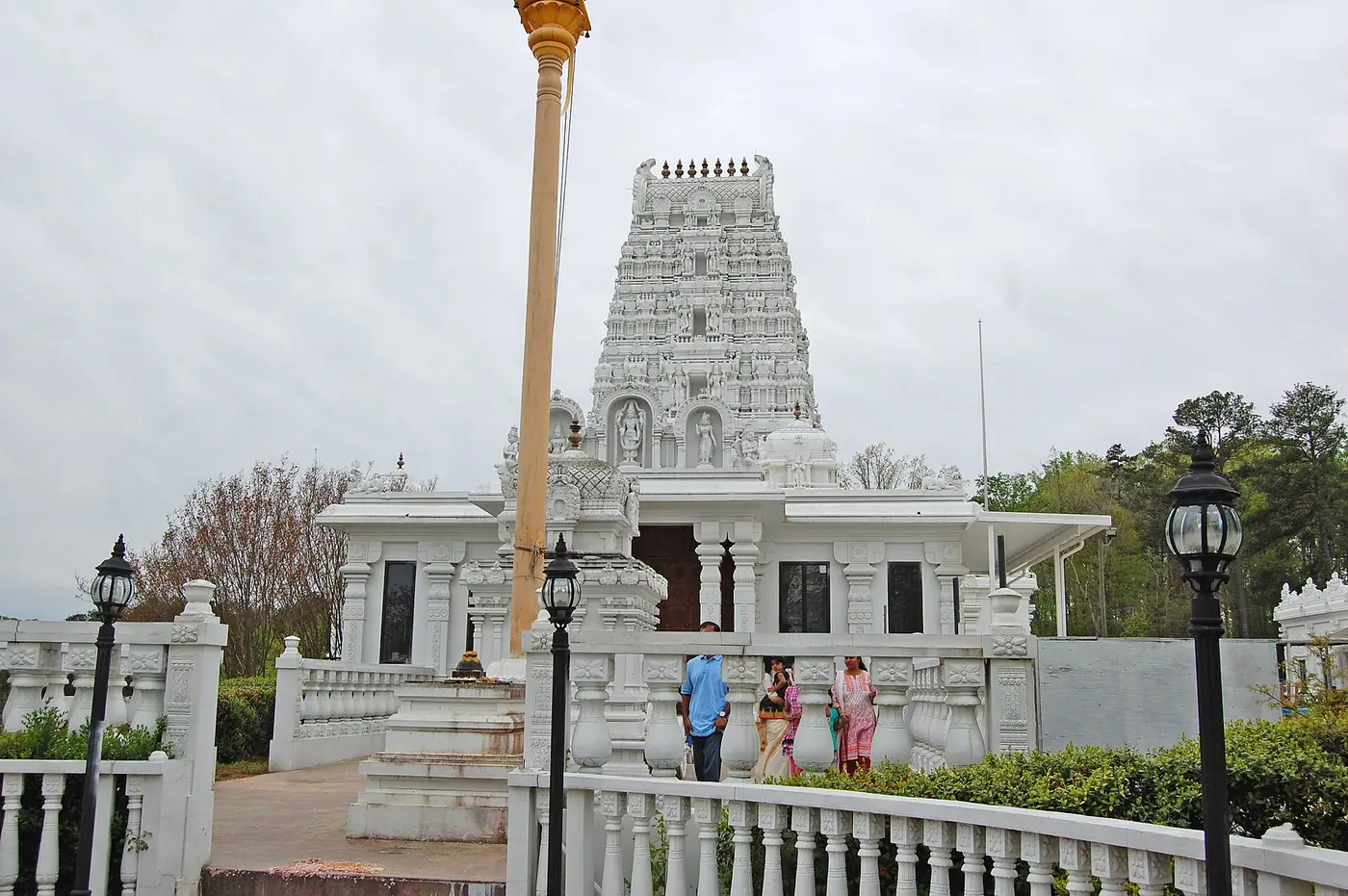 జార్జియాలోని రివర్‌డేల్‌లో ఉన్న హిందూ టెంపుల్ ఆఫ్ అట్లాంటాలోని వేంకటేశ్వర ఆలయం యొక్క తెల్లని అంచెల గోపురం, ప్రవేశ ద్వారం; ముందు ధ్వజస్తంభం కనిపిస్తోంది