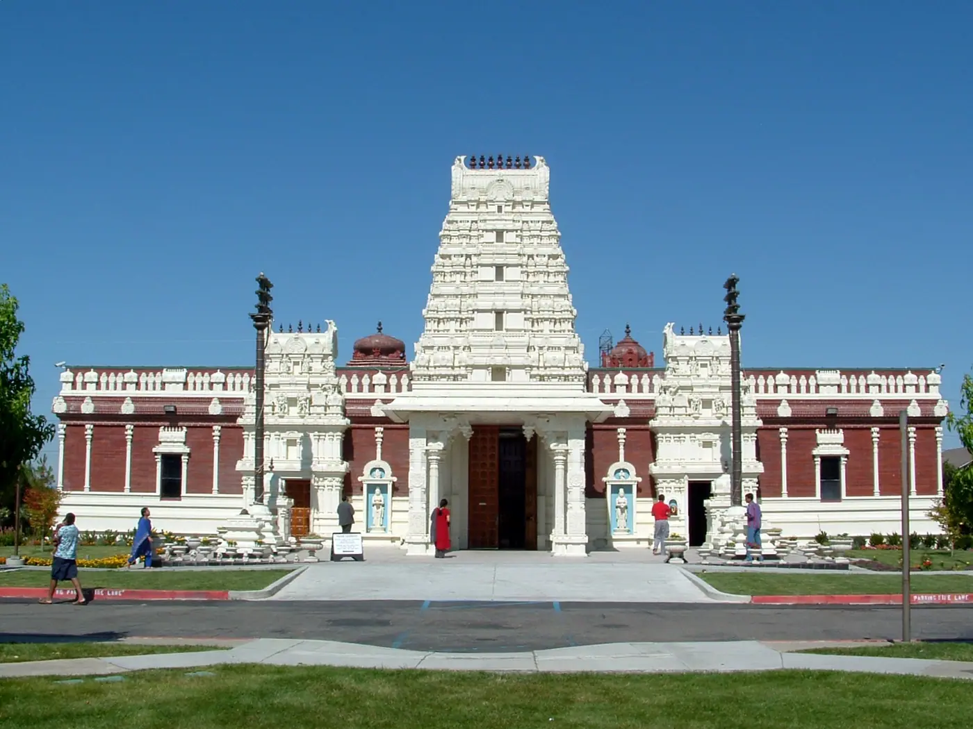 కాలిఫోర్నియాలోని లివర్‌మోర్‌లో ఉన్న శివ-విష్ణు ఆలయం ముందు భాగం; ప్రవేశద్వారంపై తెల్లని గోపురం, ఇరువైపులా ఎర్ర ఇటుకల హాలు