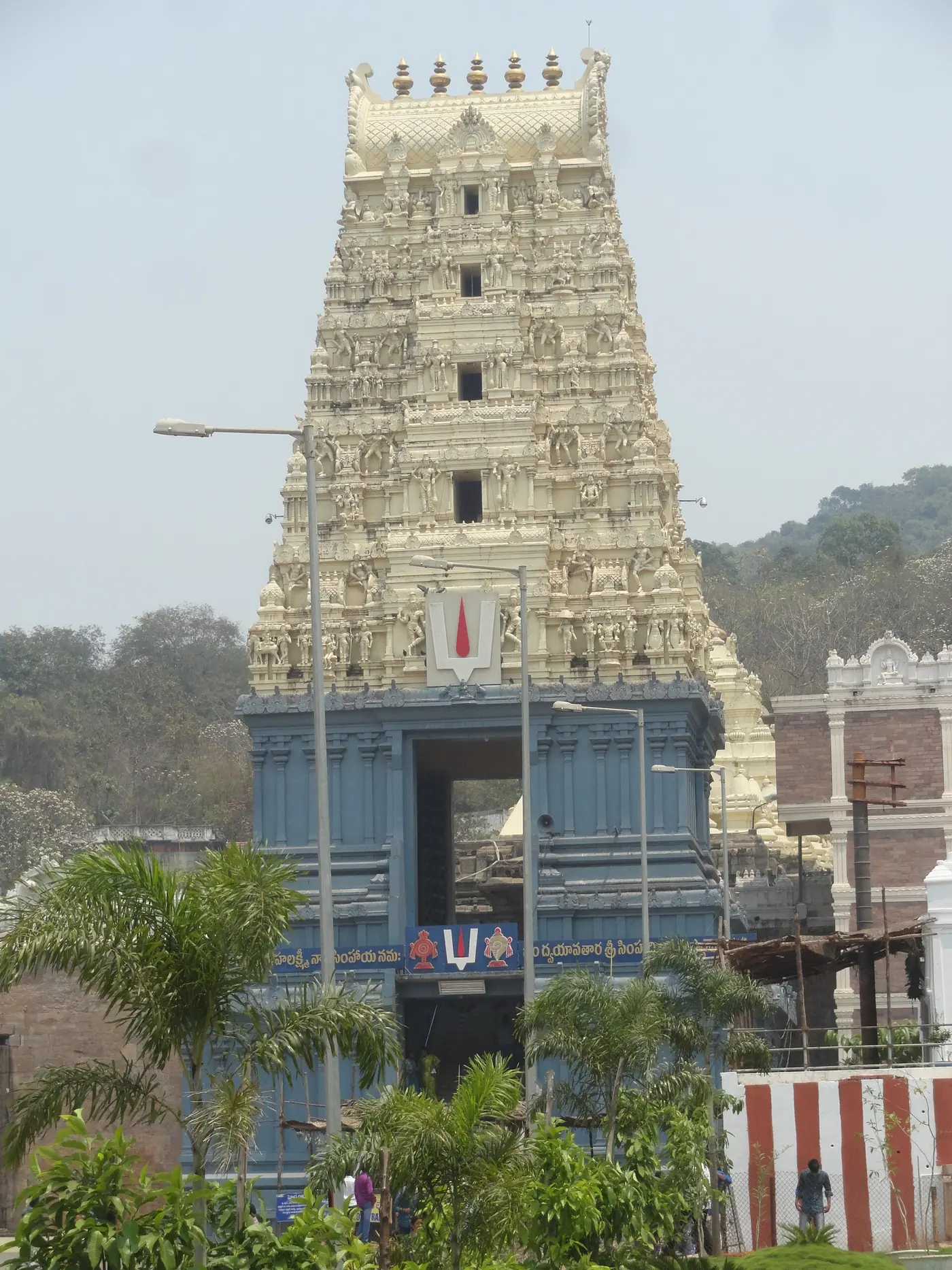 ఆంధ్రప్రదేశ్‌లోని ప్రసిద్ధ ఆలయాలు: తిరుమల, సింహాచలం నుండి శ్రీకూర్మం, లేపాక్షి, కాణిపాకం వరకు మూలాధారాలతో ధృవీకరించిన గైడ్ — ఆలయాలు
